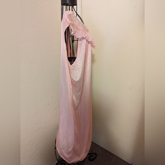 Vintage Frilly Pink Nightgown - Picture 4 of 10